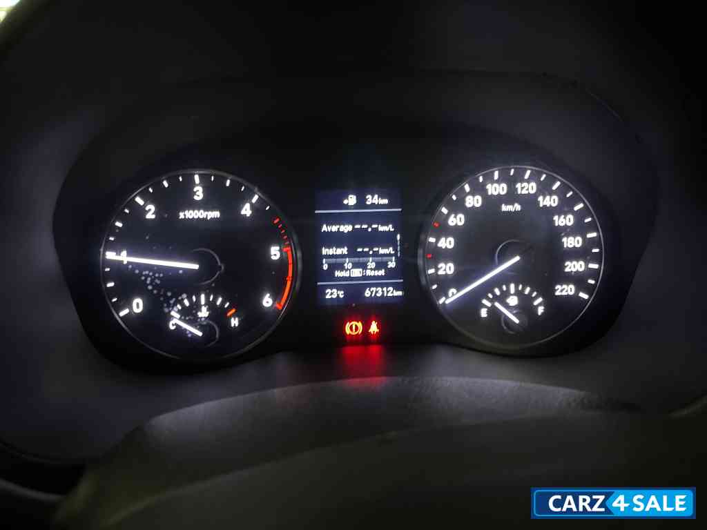 White Hyundai Verna sx