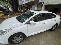 White Hyundai Verna sx