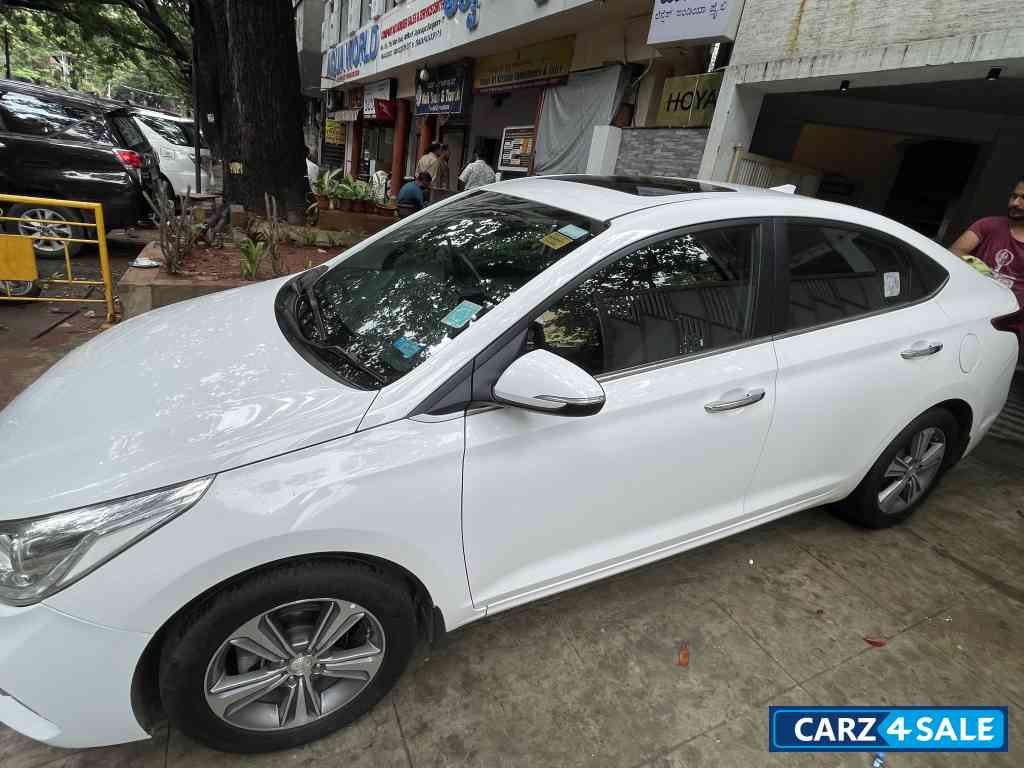 White Hyundai Verna sx