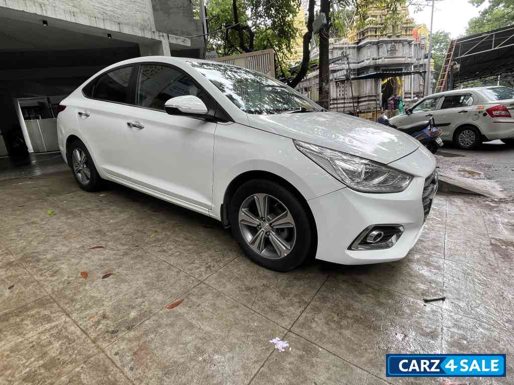 White Hyundai Verna sx