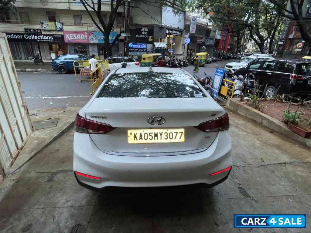 White Hyundai Verna sx