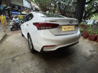 White Hyundai Verna sx