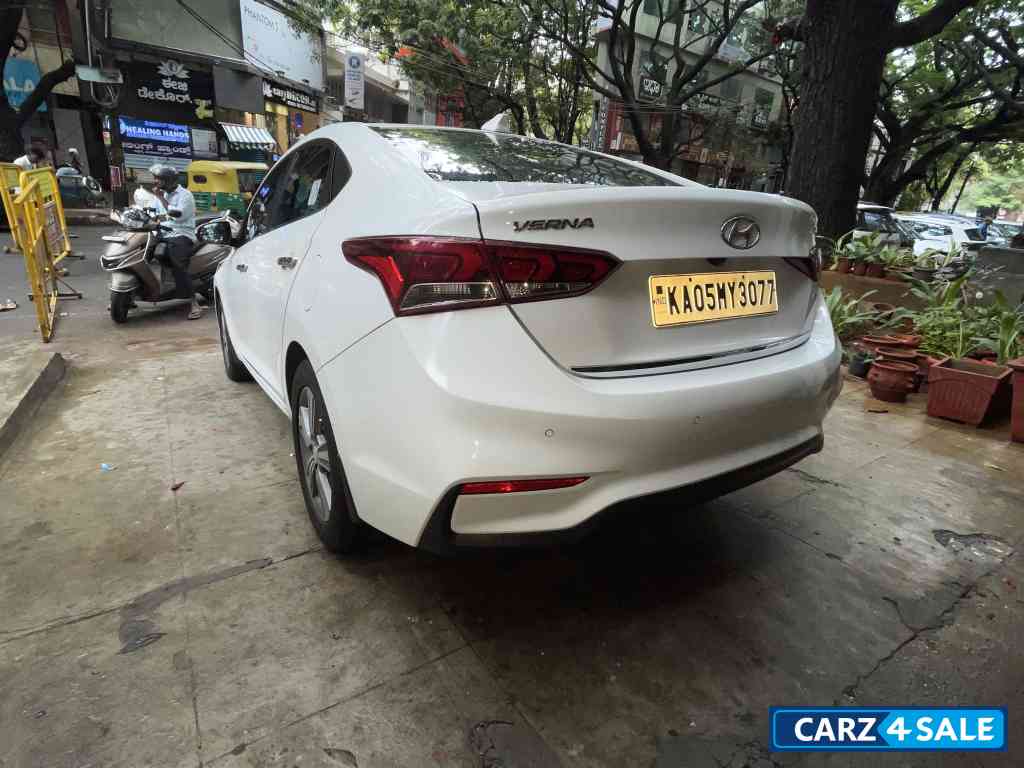 White Hyundai Verna sx