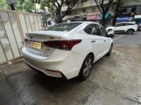 White Hyundai Verna sx