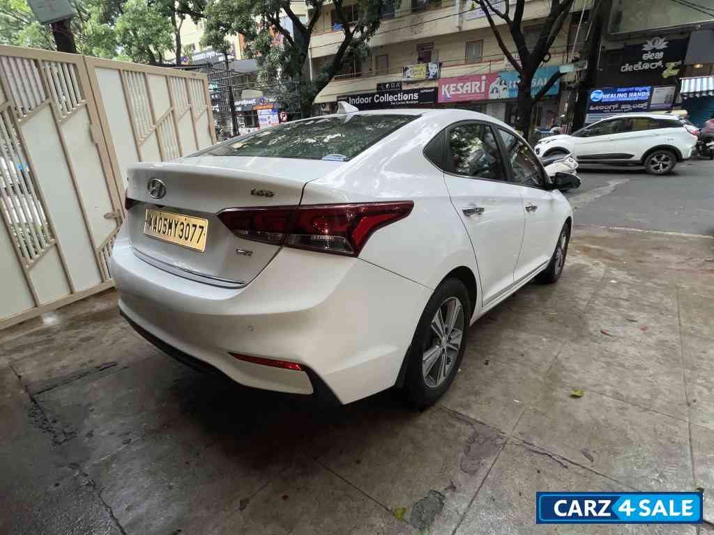 White Hyundai Verna sx