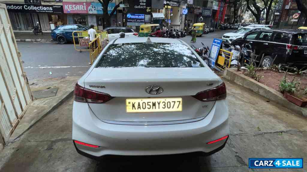 White Hyundai Verna sx