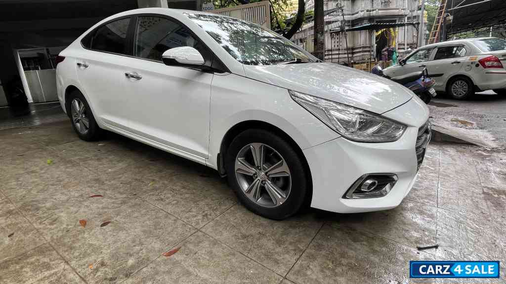 White Hyundai Verna sx