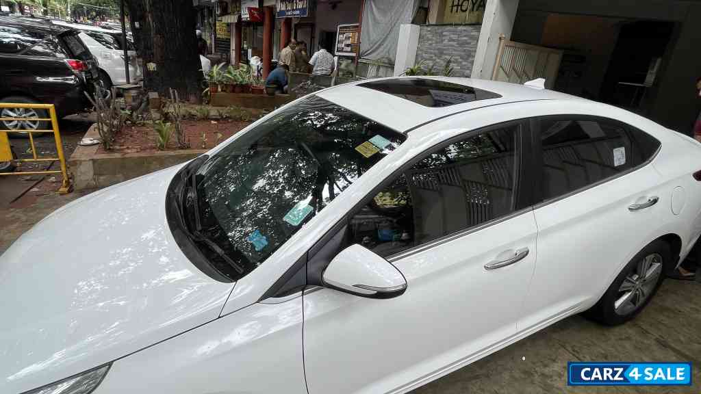 White Hyundai Verna sx