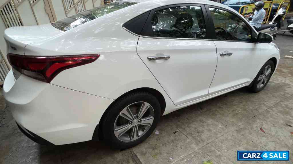 White Hyundai Verna sx