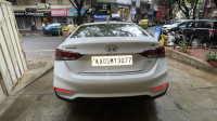 White Hyundai Verna sx