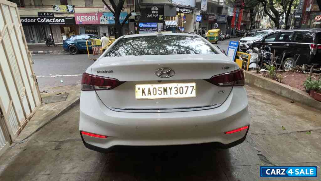 White Hyundai Verna sx