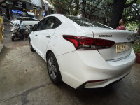 White Hyundai Verna sx
