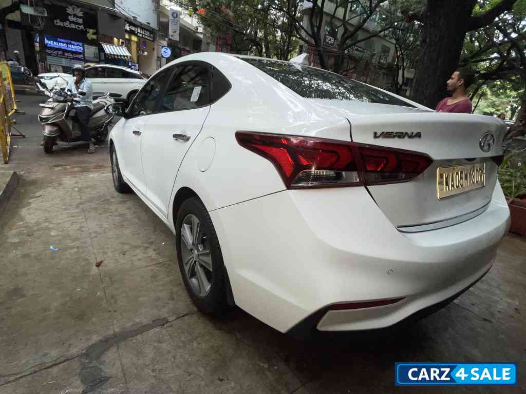 White Hyundai Verna sx