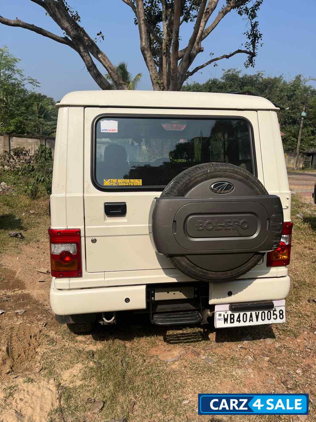 White Mahindra Bolero B4