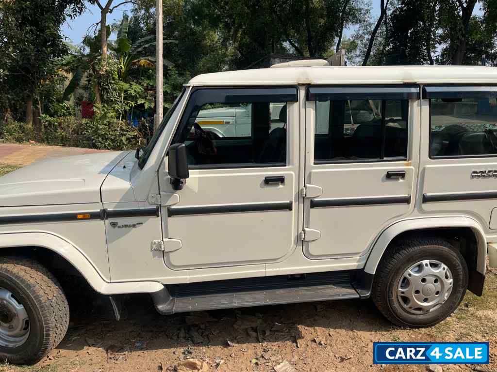 White Mahindra Bolero B4
