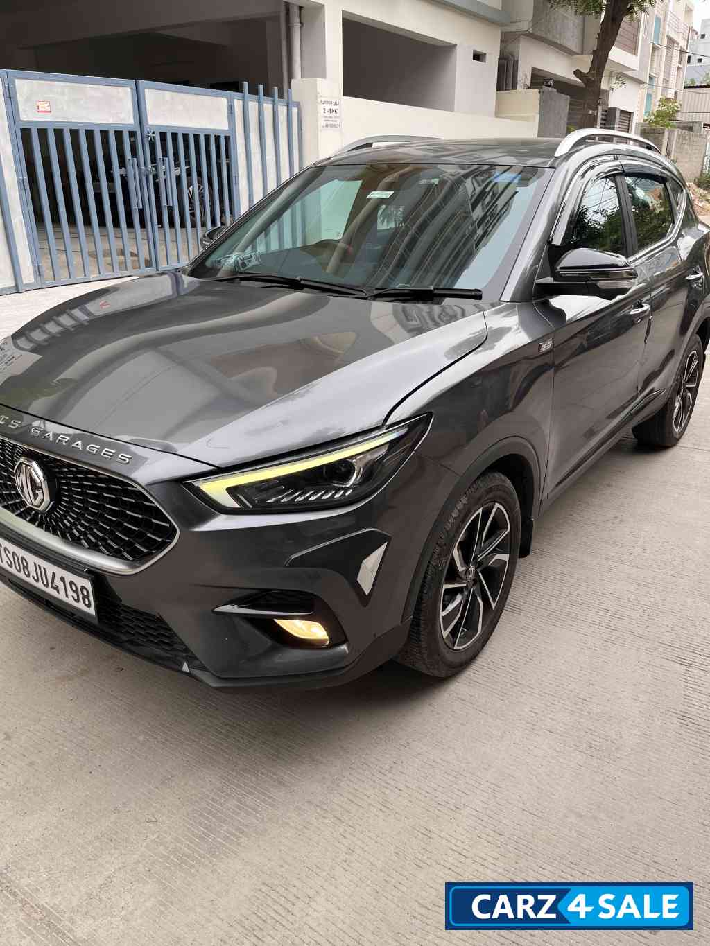 Havana Grey MG Astor Savvy 1.3 Turbo Sangria Red