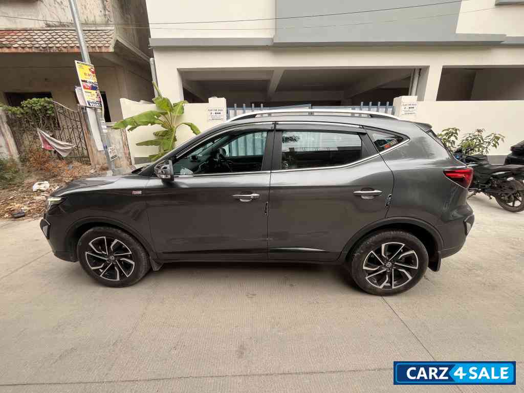 Havana Grey MG Astor Savvy 1.3 Turbo Sangria Red