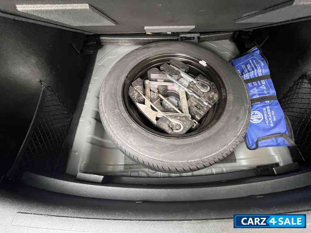 Havana Grey MG Astor Savvy 1.3 Turbo Sangria Red