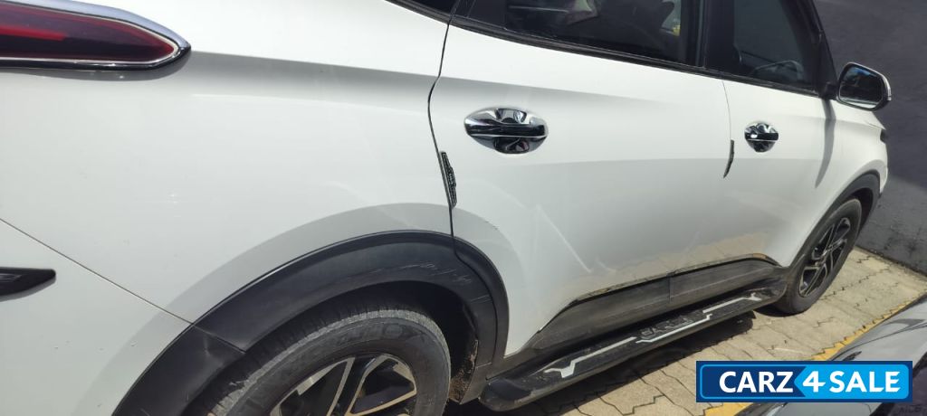 Glacier White Pearl Kia Carens Carens Luxury Plus 1.5 Diesel AT 7 STR Glacier White Pearl Kia Carens Carens Luxury Plus 1.5 Diesel AT 7 STR