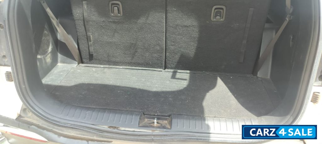 Glacier White Pearl Kia Carens Carens Luxury Plus 1.5 Diesel AT 7 STR Glacier White Pearl Kia Carens Carens Luxury Plus 1.5 Diesel AT 7 STR