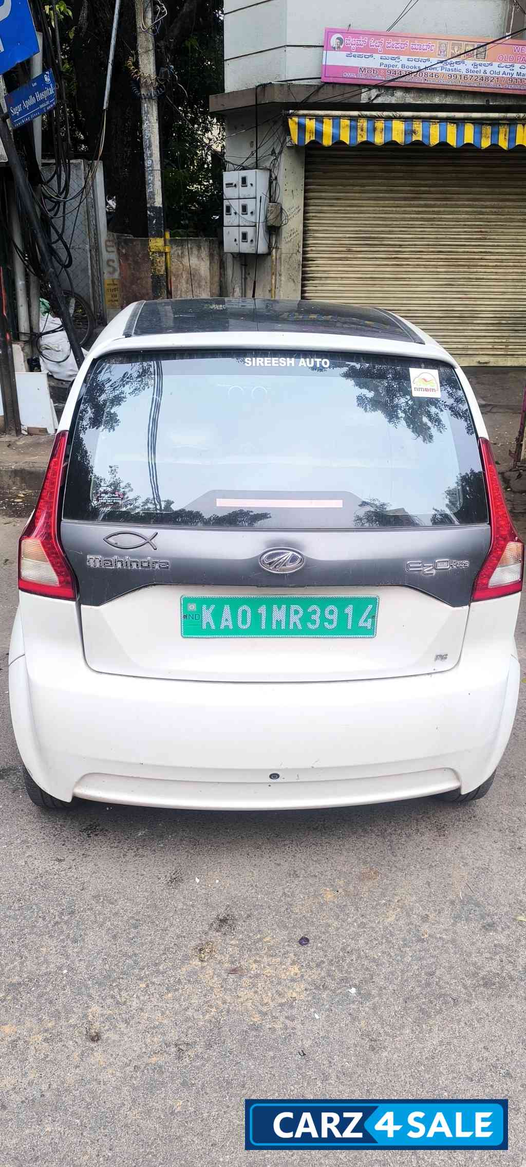 White Mahindra e2o P6