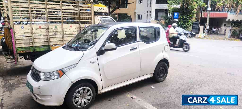 White Mahindra e2o P6