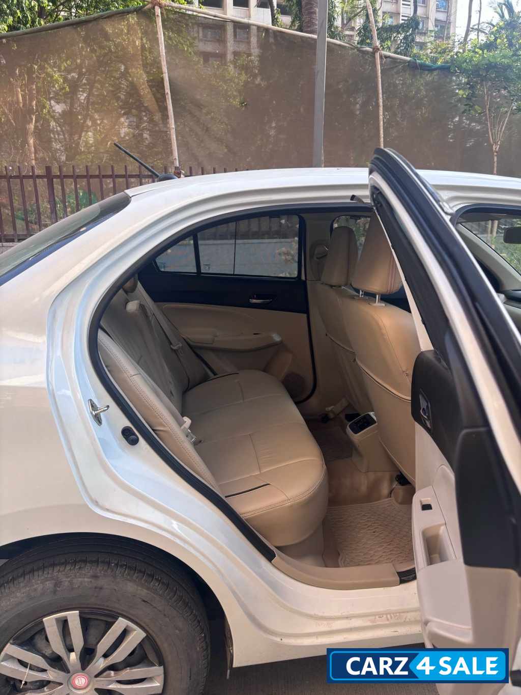 White Maruti Suzuki Dzire Vxi