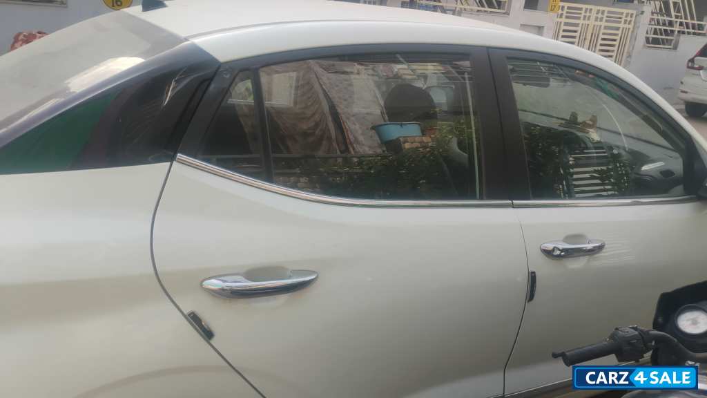 Polar White Hyundai Aura S 1.2 Cng Variant