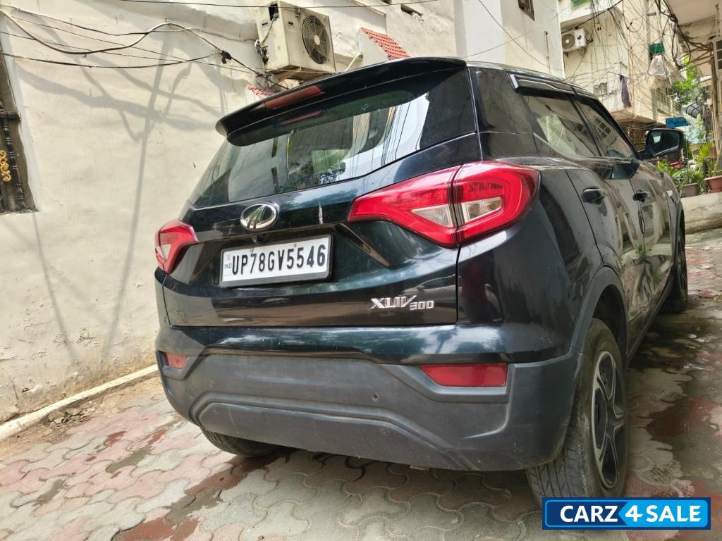 Mahindra XUV300 PETROL W4