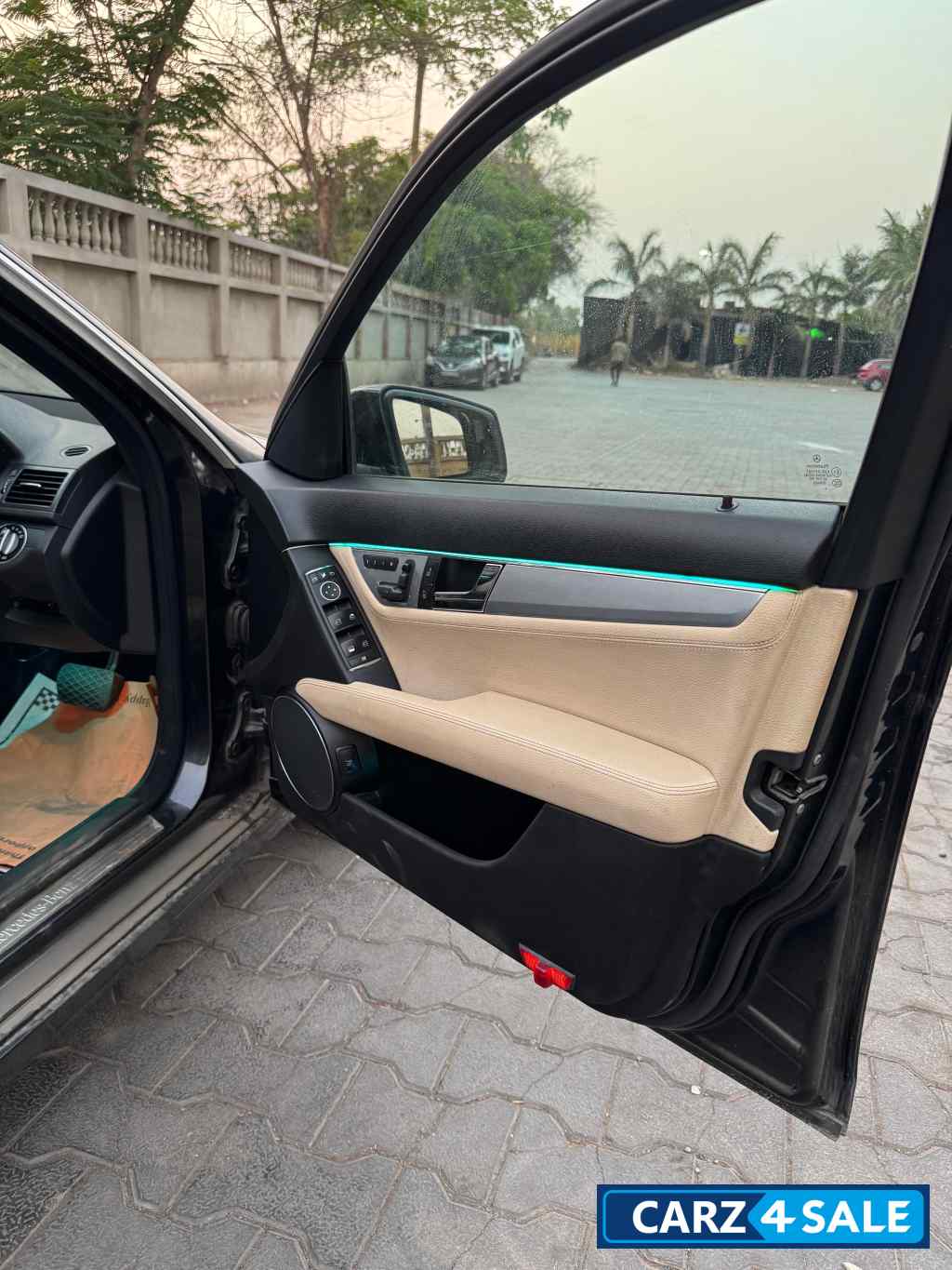 Black Mercedes-Benz C-Class C200 Black Mercedes-Benz C-Class C200