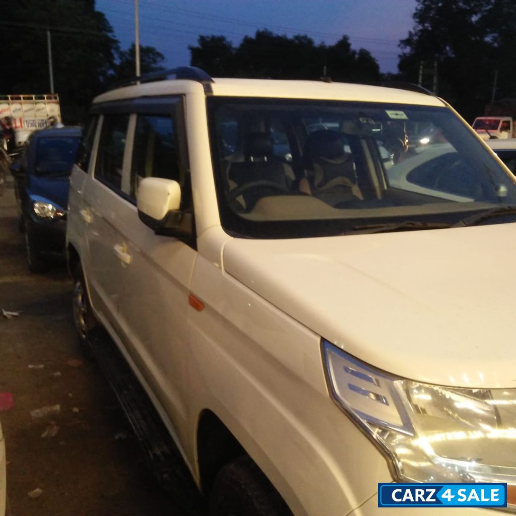 White Mahindra TUV300 T6+
