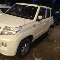 White Mahindra TUV300 T6+