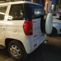 White Mahindra TUV300 T6+