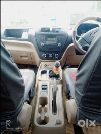 White Mahindra TUV300 T6+