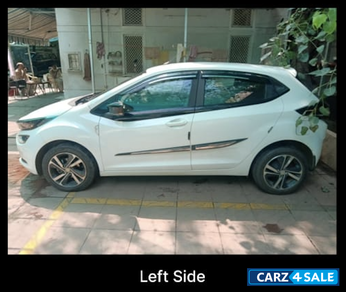 White Tata Altroz XZA