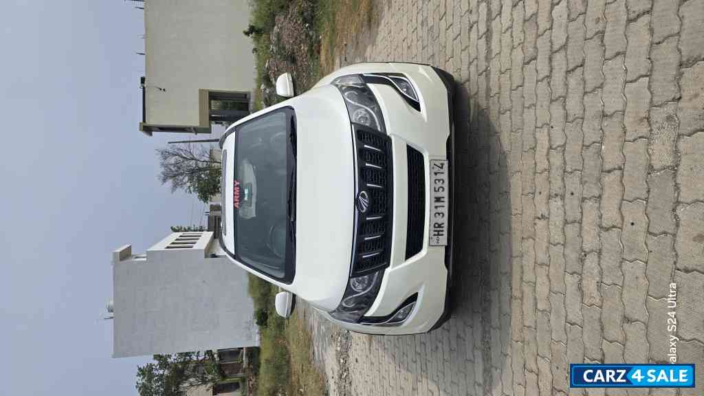 White Mahindra XUV 500 w10