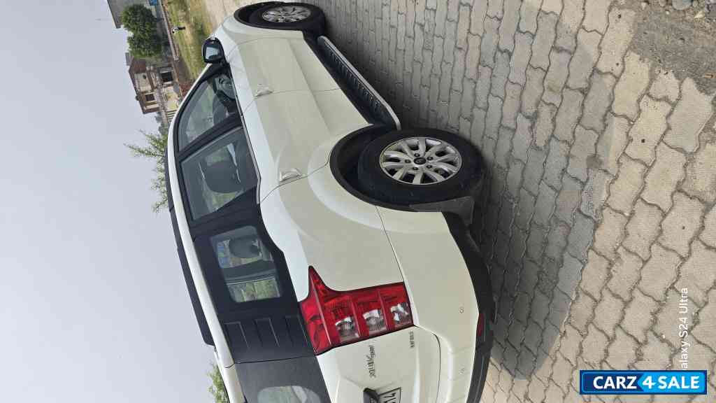 White Mahindra XUV 500 w10