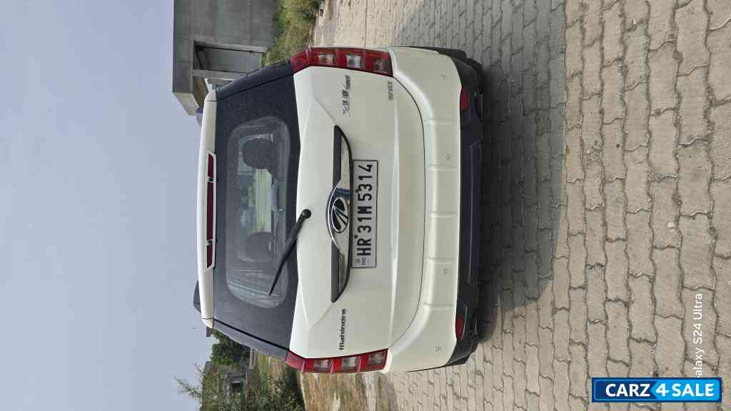 White Mahindra XUV 500 w10
