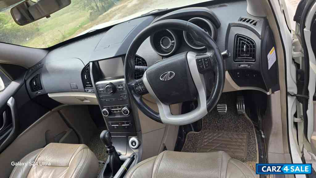 White Mahindra XUV 500 w10