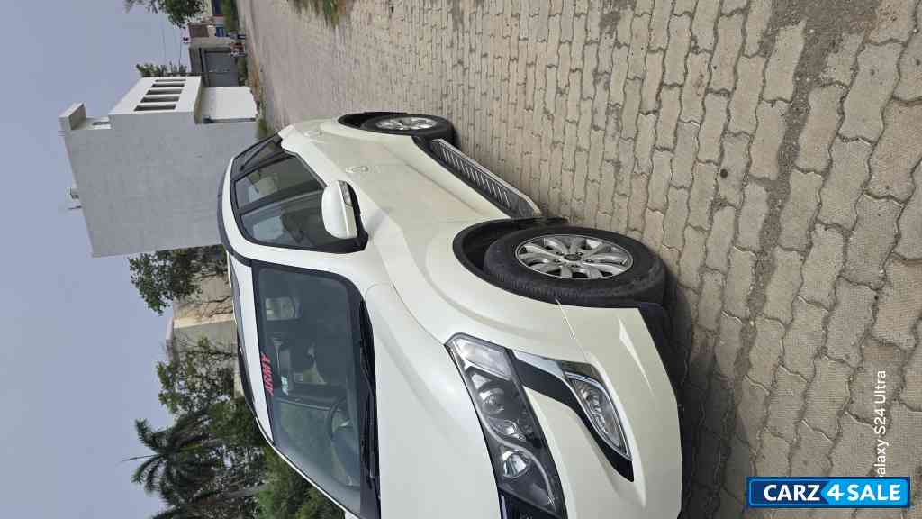 White Mahindra XUV 500 w10
