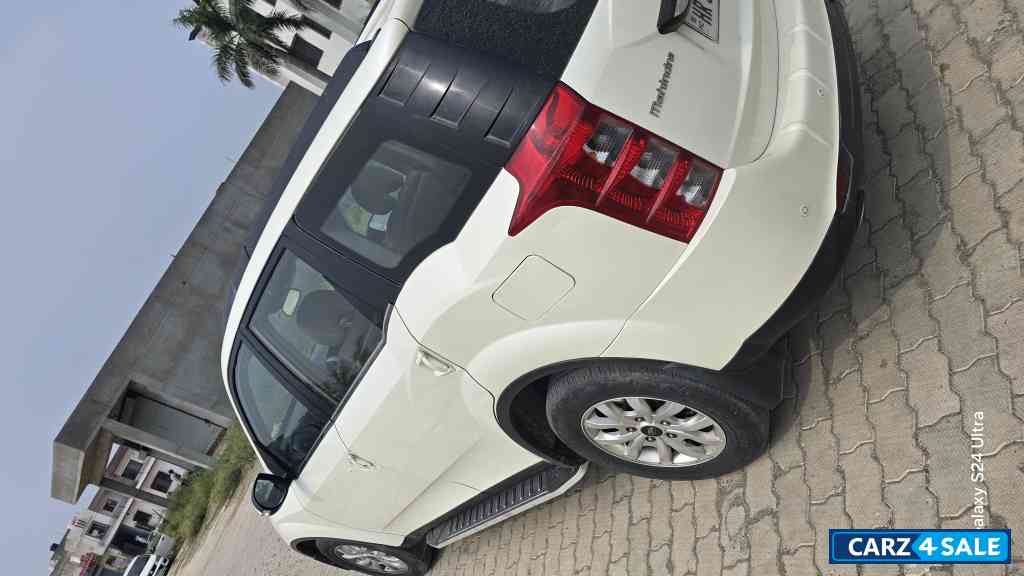 White Mahindra XUV 500 w10