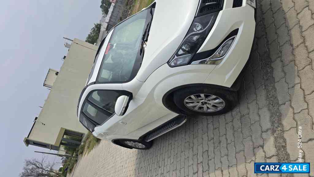 White Mahindra XUV 500 w10
