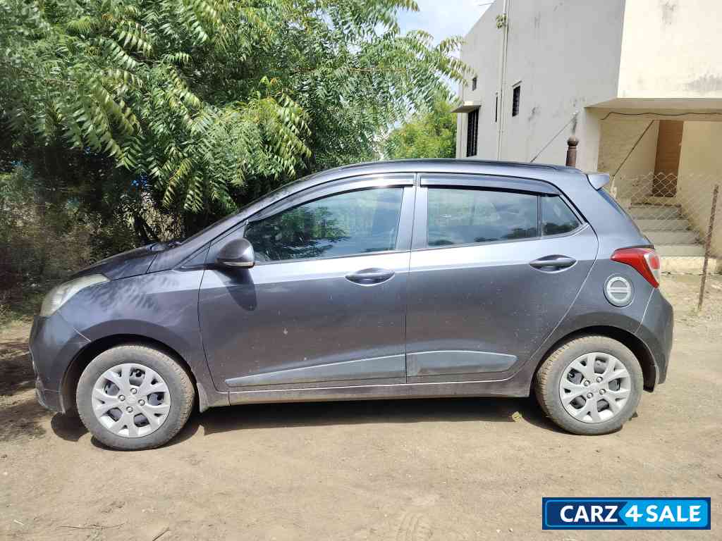 Gray Hyundai i10 Sportz
