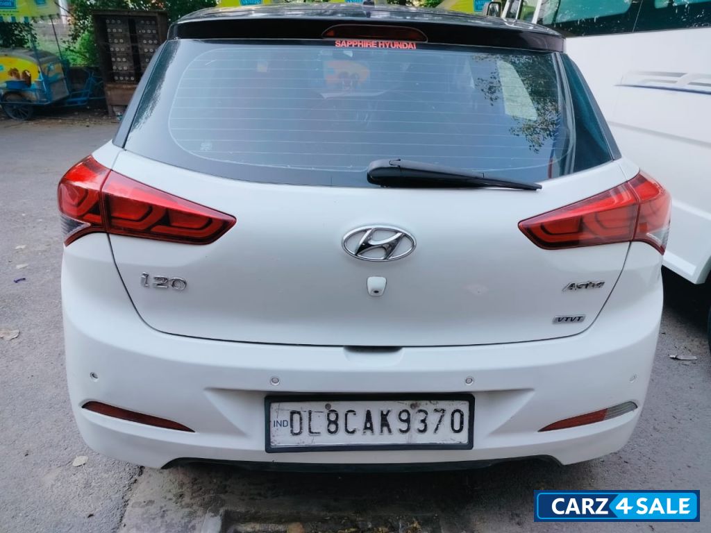 White Hyundai i20 Asta