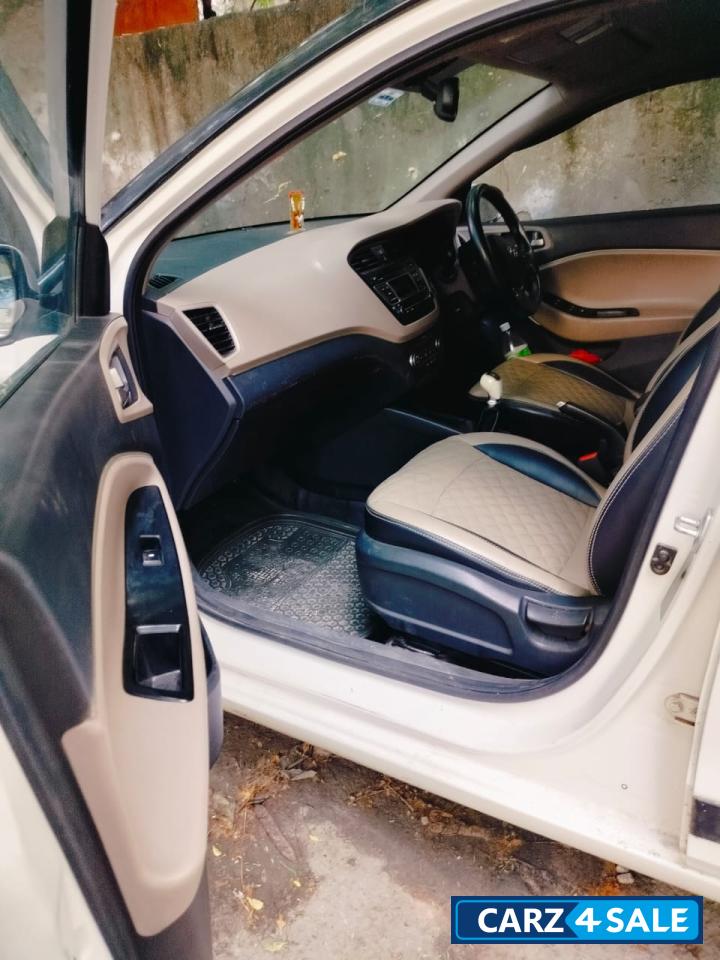 White Hyundai i20 Asta White Hyundai i20 Asta