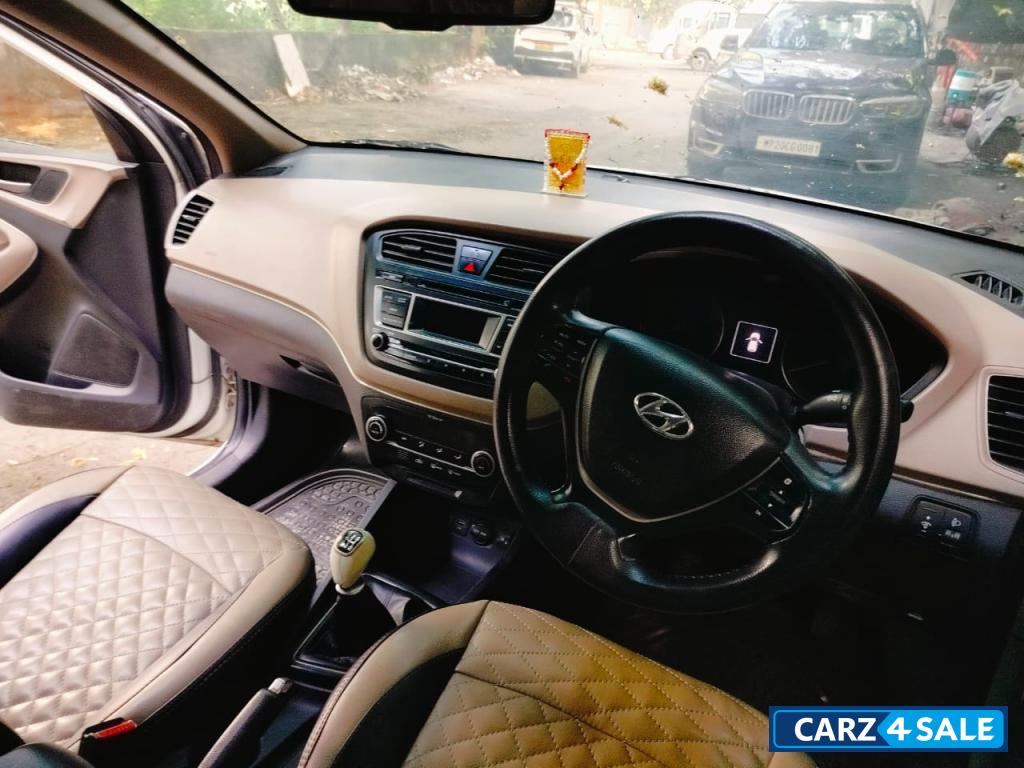 White Hyundai i20 Asta White Hyundai i20 Asta