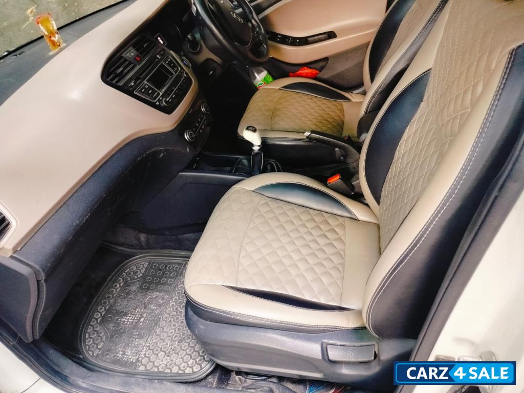 White Hyundai i20 Asta White Hyundai i20 Asta