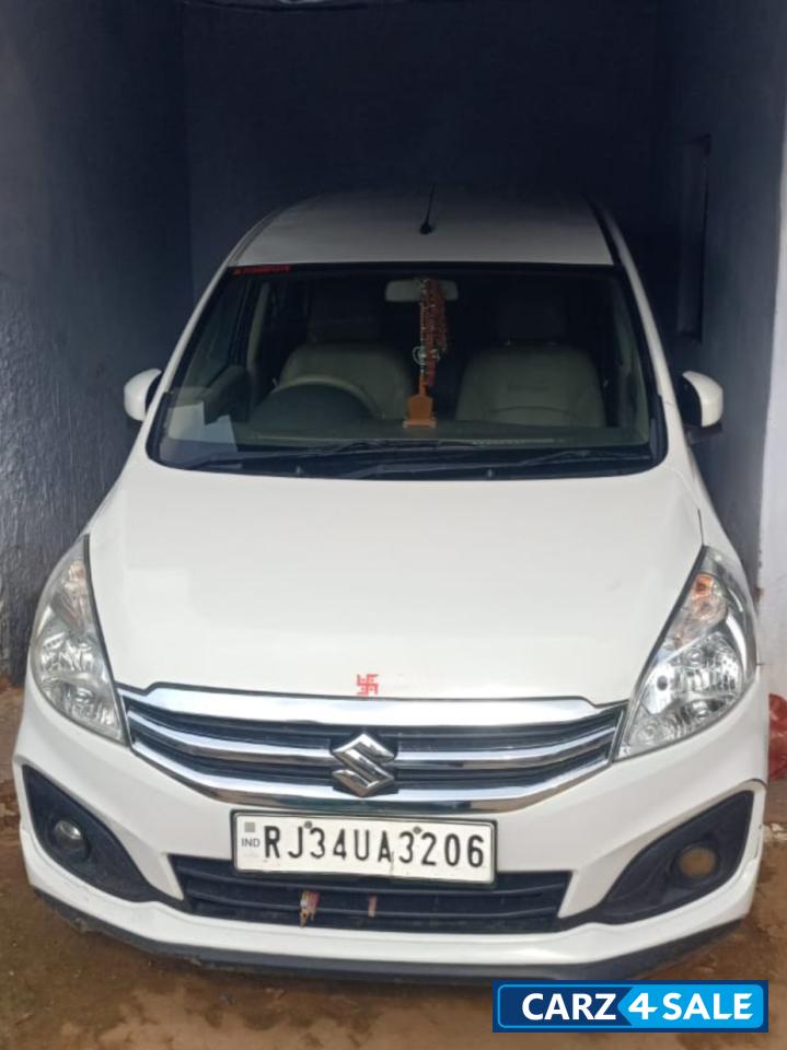 सफेद Maruti Suzuki Ertiga
