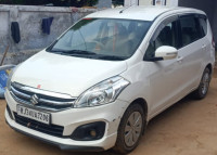 सफेद Maruti Suzuki Ertiga