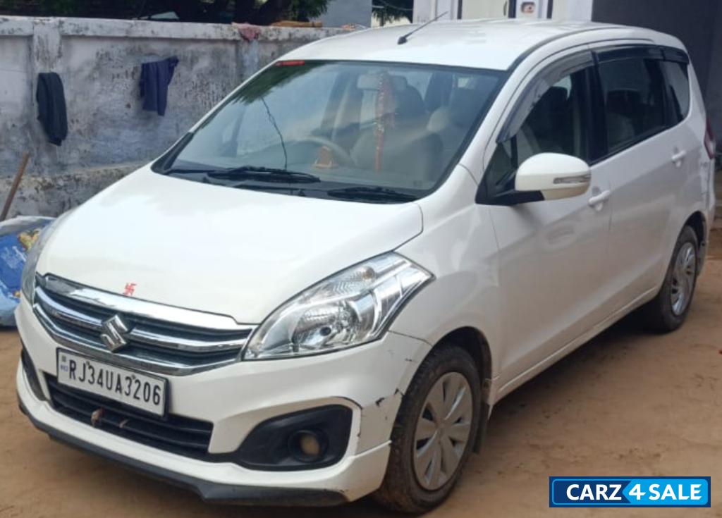 सफेद Maruti Suzuki Ertiga